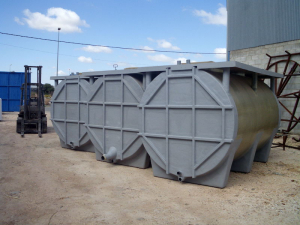 Horizontal tank with flat bottom oxidation cradles and lateral reinforcement